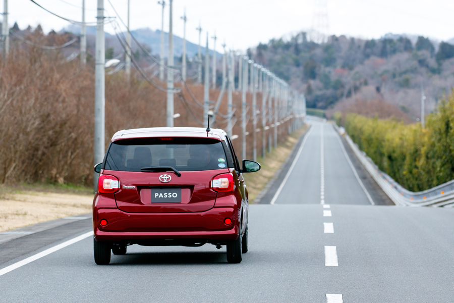 プロドライバーも驚いた 最新コンパクトカーの実力 走行性能がさらに進化し 誰にでも乗りやすく